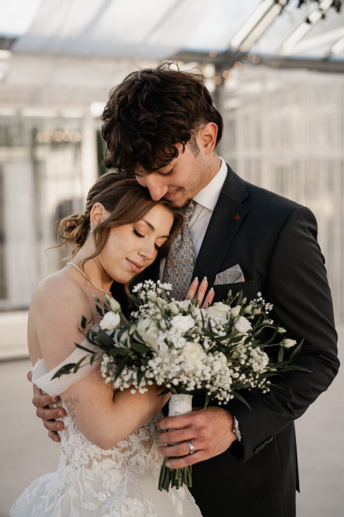 Brautpaar, Kopf auf Schulter Hochzeitsplaner in Bayern