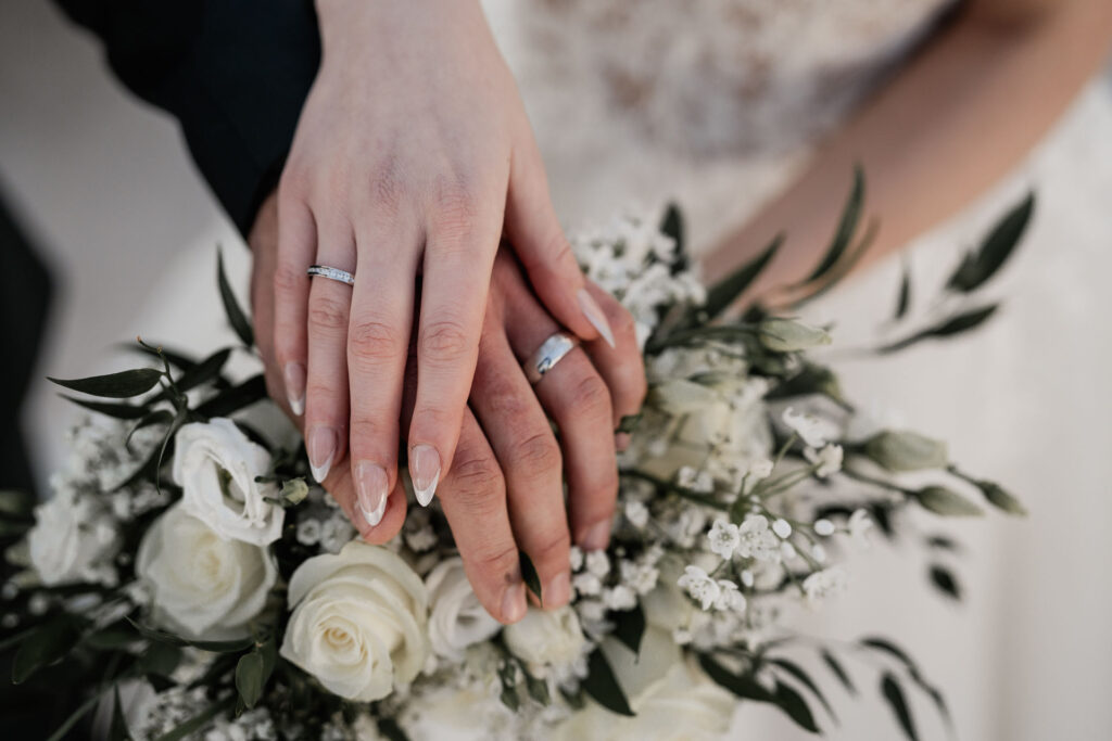 Hände mit Ringe Hochzeitsplaner in Bayern