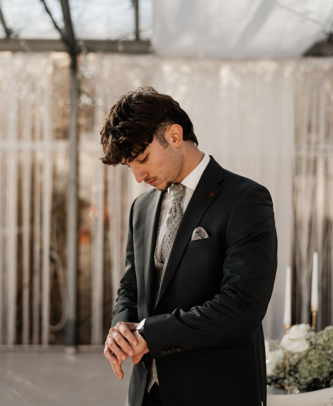 Bräutigam, auf die Uhr blickend