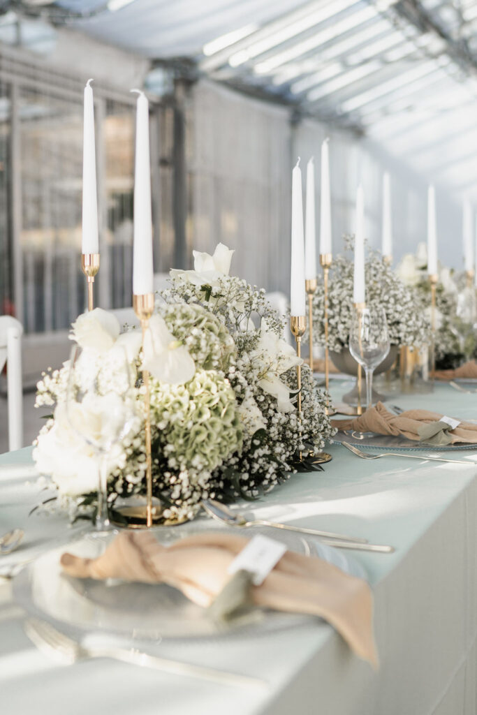 Tischdekoration, Blumen und Kerzen