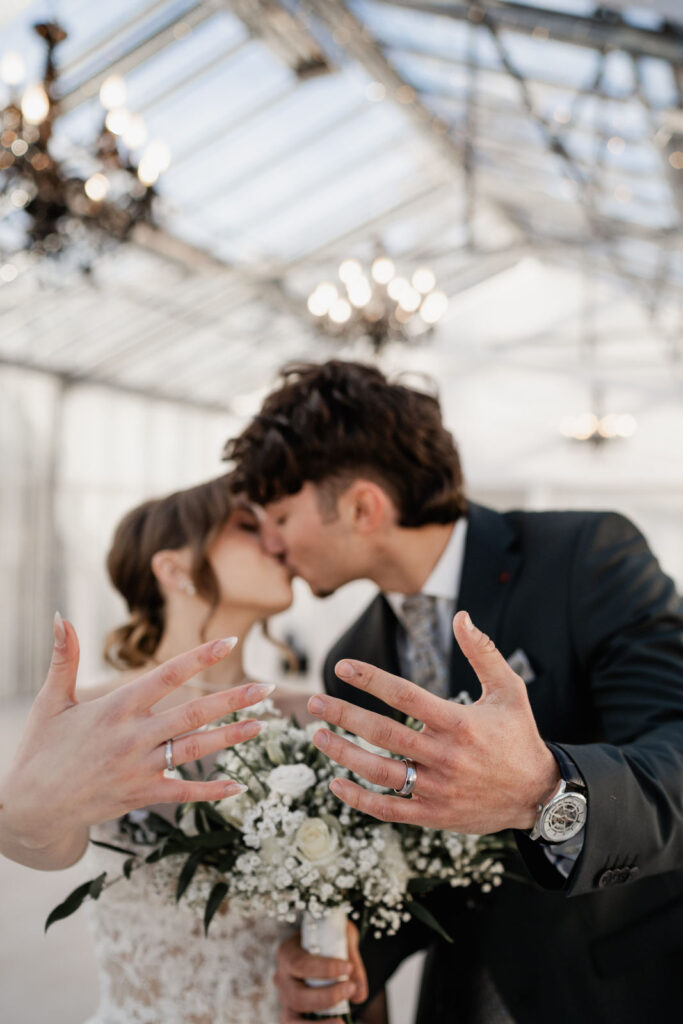 Brautpaar, küssend, Hände mit Ringen