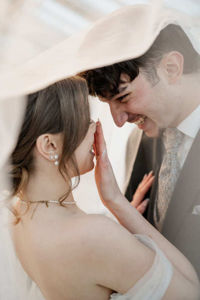 Brautpaar unter dem Schleier