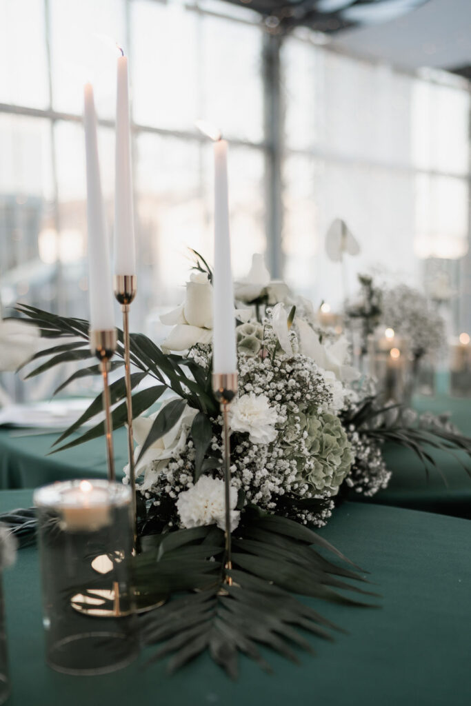 Tischdekoration, Blumen und Kerzen