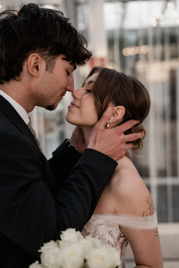 küssendes Brautpaar