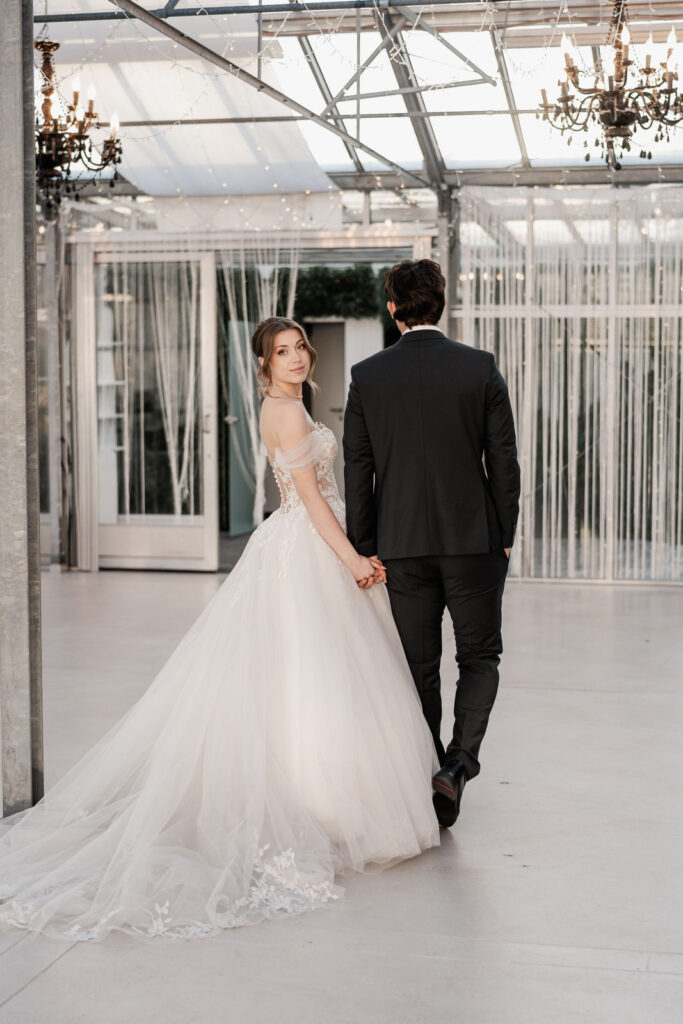 Brautpaar in die Ferne gehend