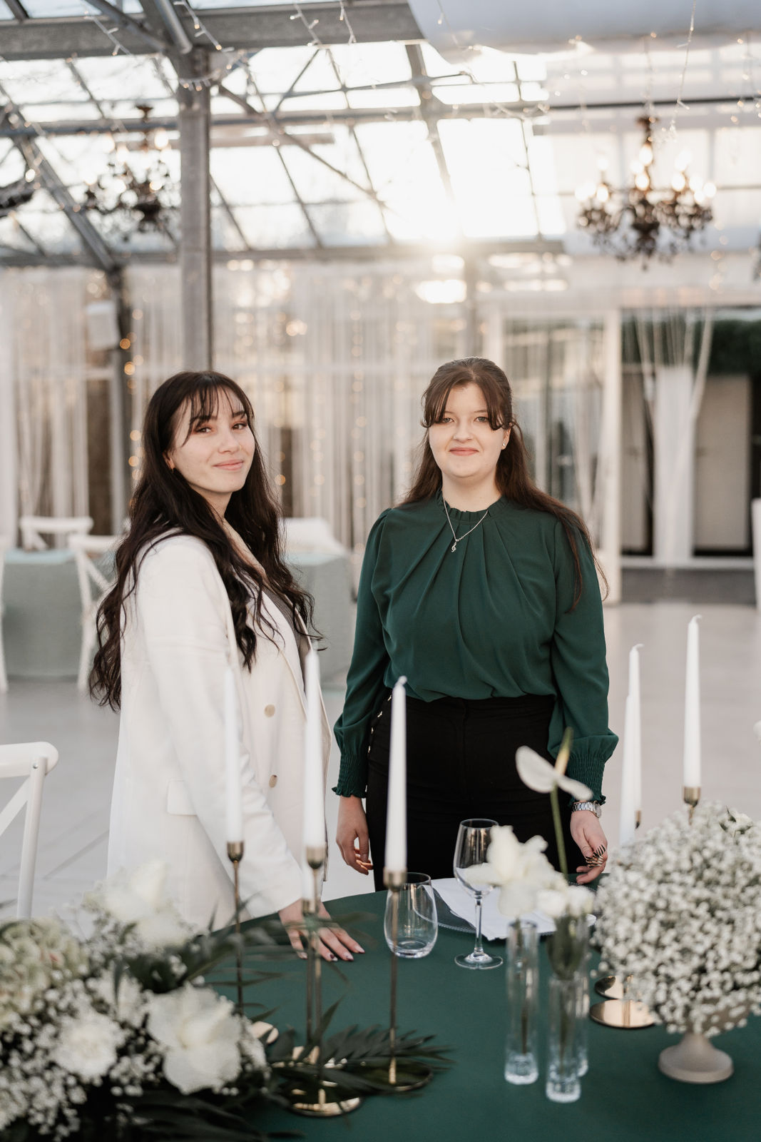 Hanna und Jasmin bei der Arbeit Hochzeitsplaner in Bayern