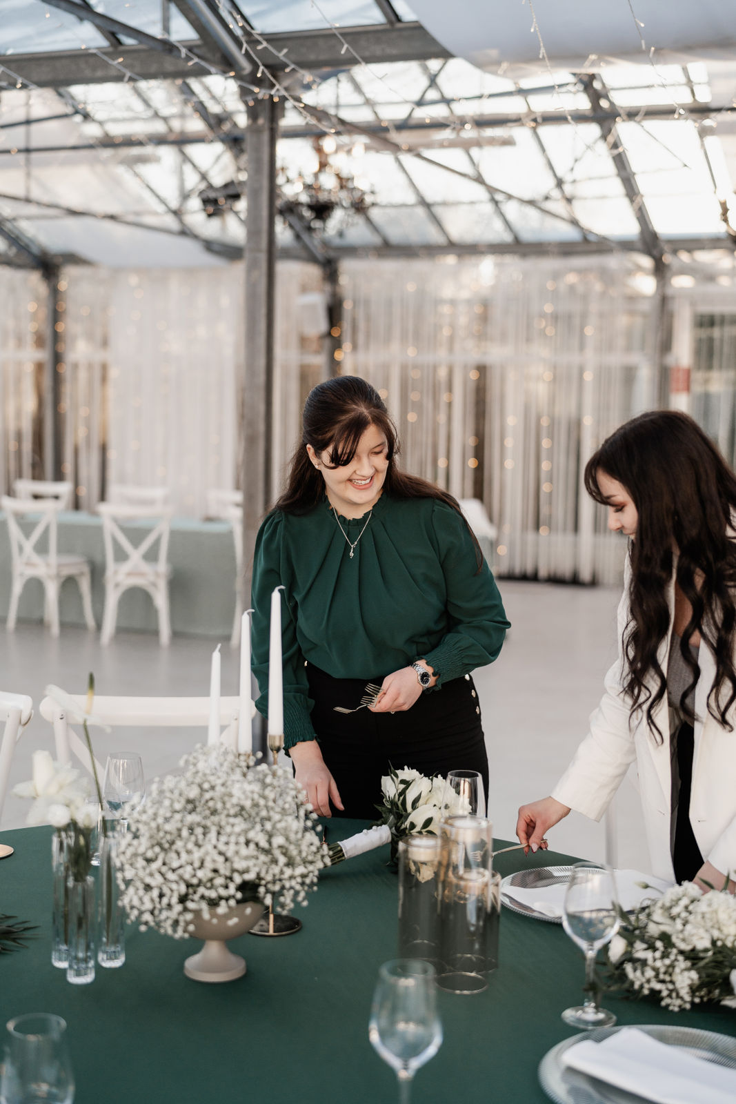 Hanna und Jasmin bei der Arbeit Hochzeitsplaner Bayern