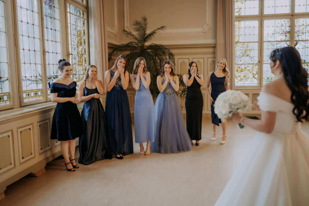 First Look mit den Trauzeuginnen Hochzeitsplaner Bayern
