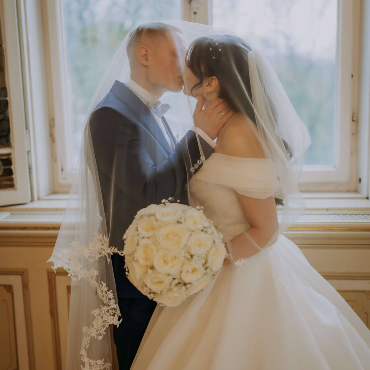 traumhaft schönes Brautpaar im Sisi-Stil Hochzeitsplaner in Bayern