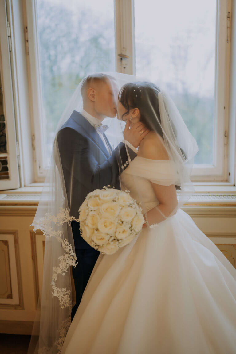 traumhaft schönes Brautpaar im Sisi-Stil Hochzeitsplaner in Bayern