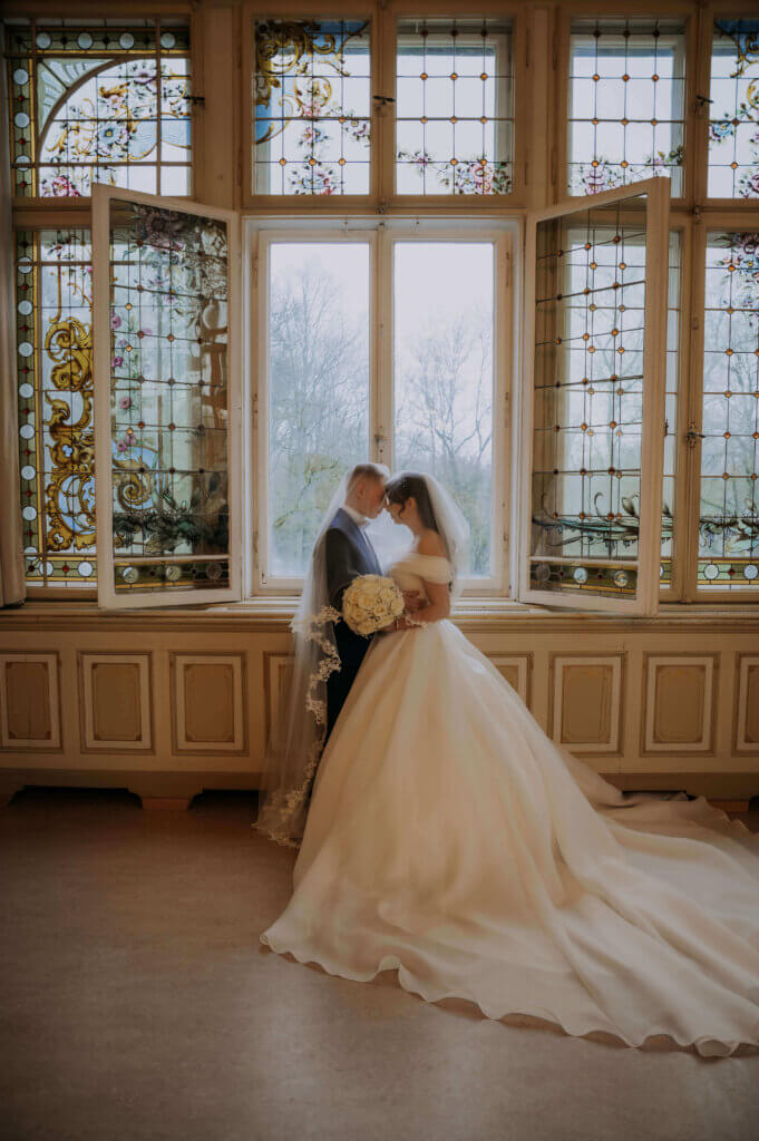 Brautpaar im Sisi-Stil Hochzeitsplaner Bayern